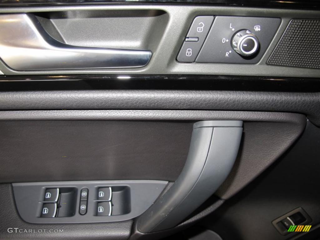 2011 Volkswagen Touareg VR6 FSI Sport 4XMotion Controls Photo #45693440
