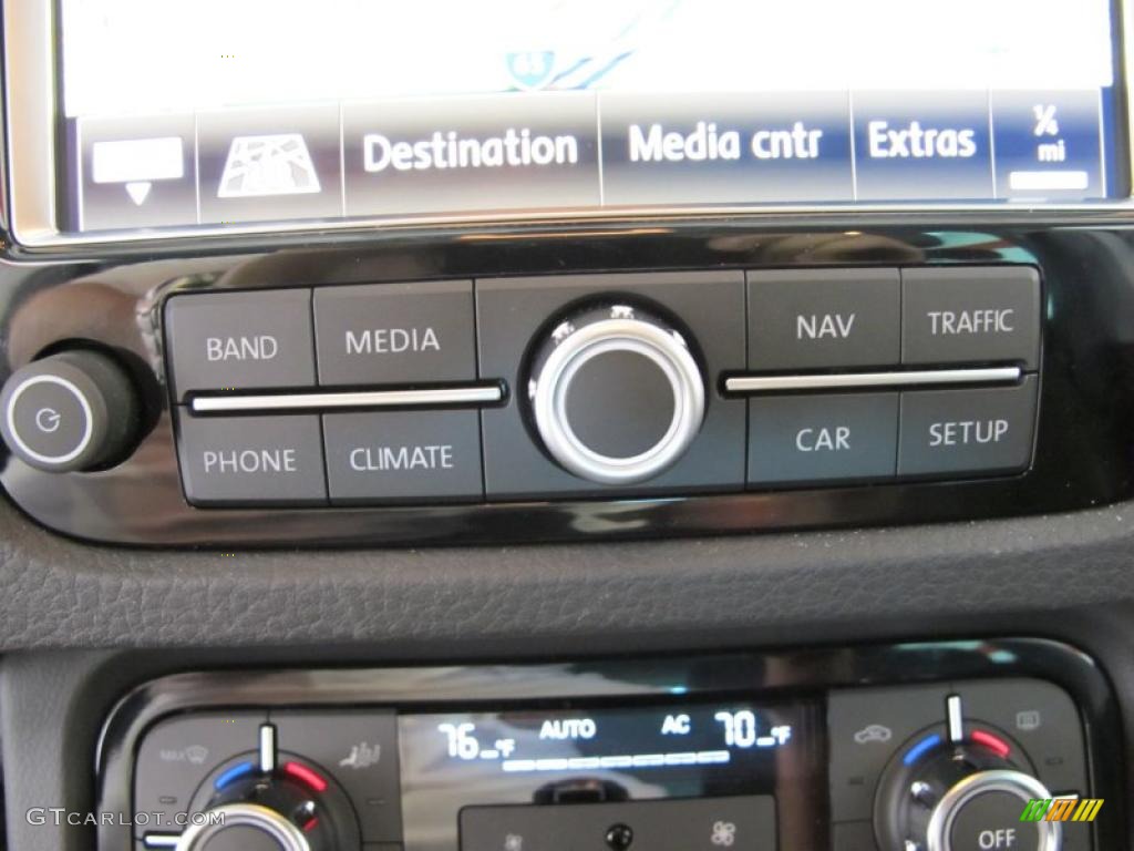 2011 Volkswagen Touareg VR6 FSI Sport 4XMotion Controls Photo #45693488
