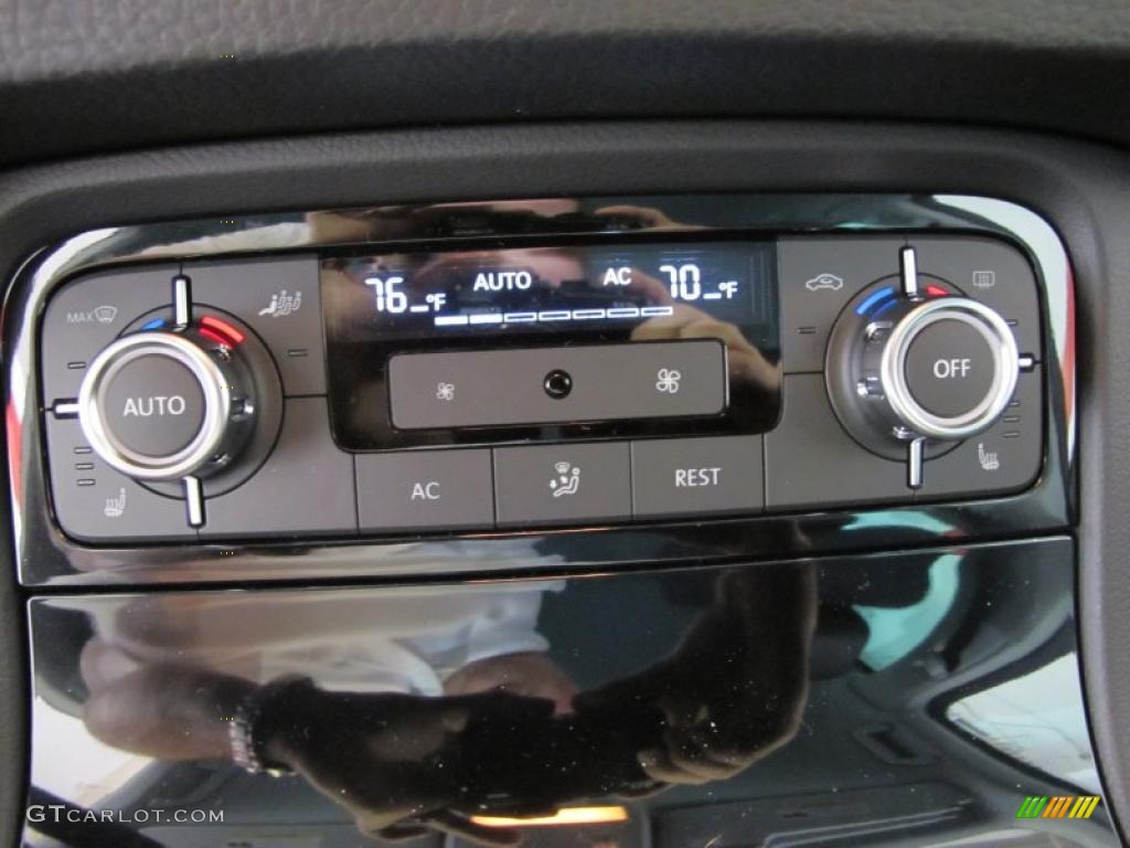 2011 Volkswagen Touareg VR6 FSI Sport 4XMotion Controls Photo #45693504
