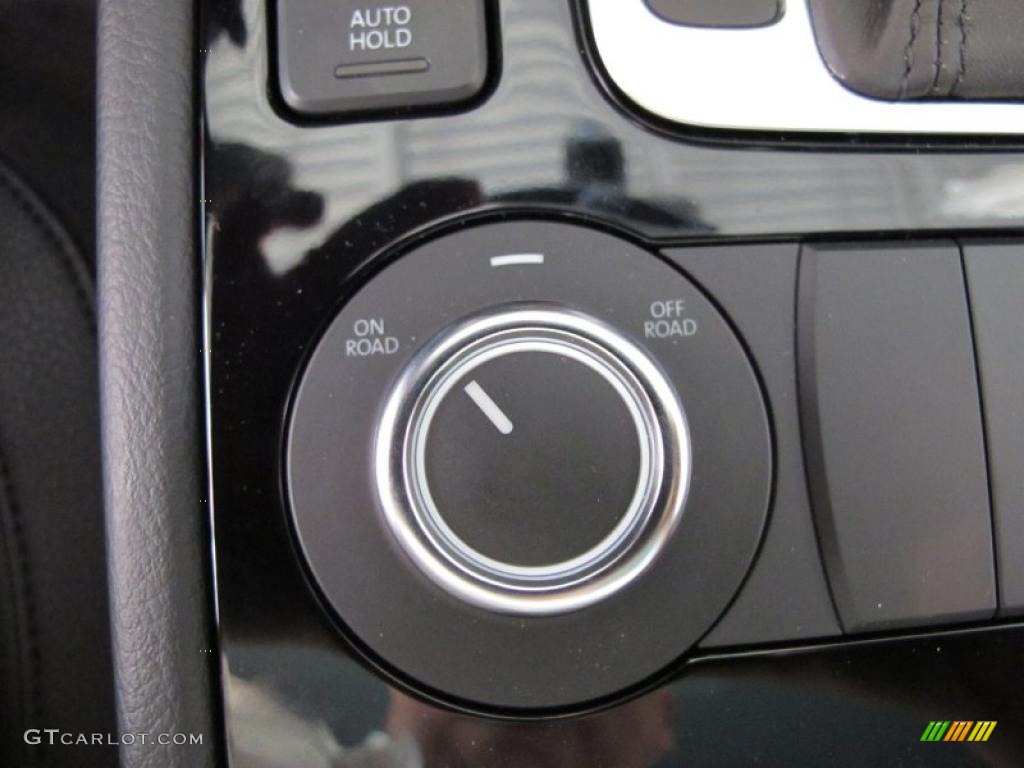 2011 Volkswagen Touareg VR6 FSI Sport 4XMotion Controls Photo #45693544