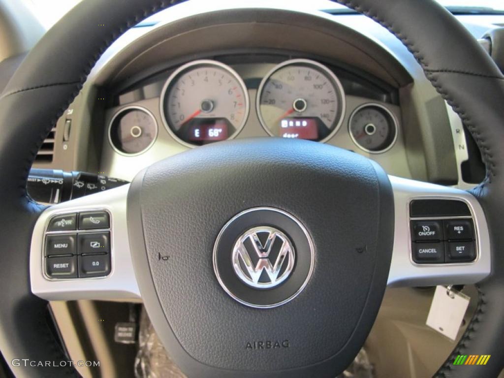 2011 Volkswagen Routan SE Sierra Stone Steering Wheel Photo #45693776