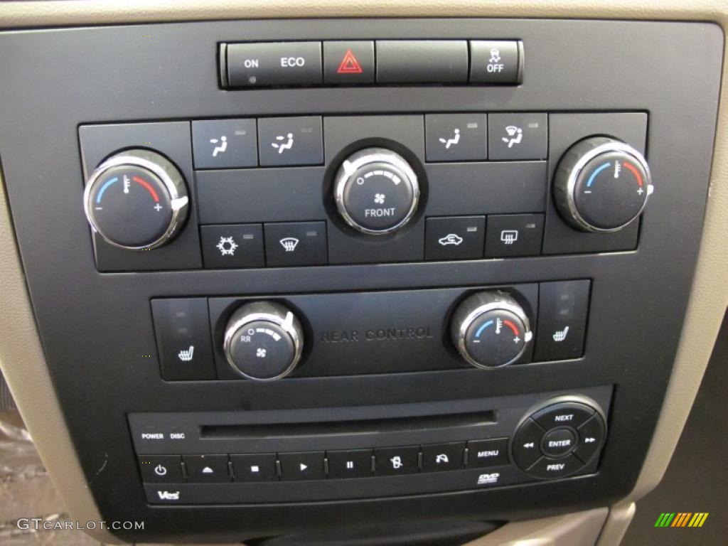 2011 Volkswagen Routan SE Controls Photo #45693812