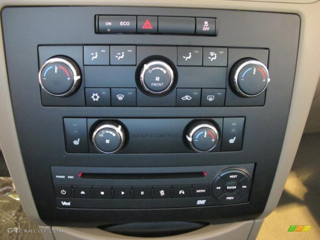 2011 Volkswagen Routan SE Controls Photos