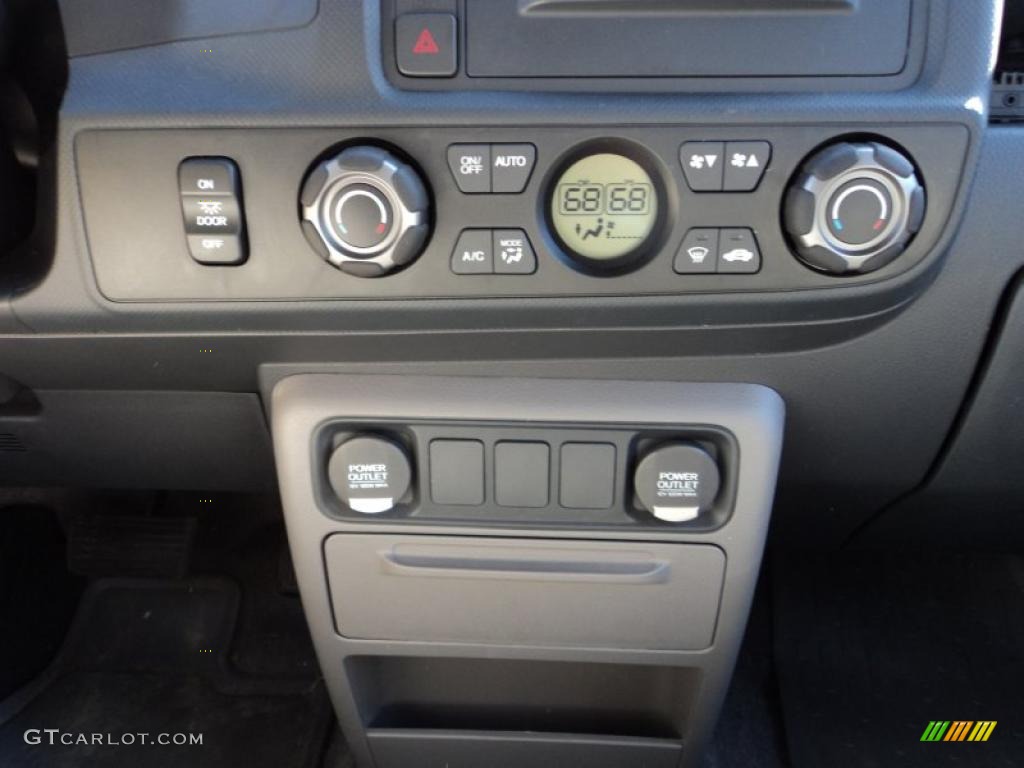 2010 Honda Ridgeline RTS Controls Photo #45696553