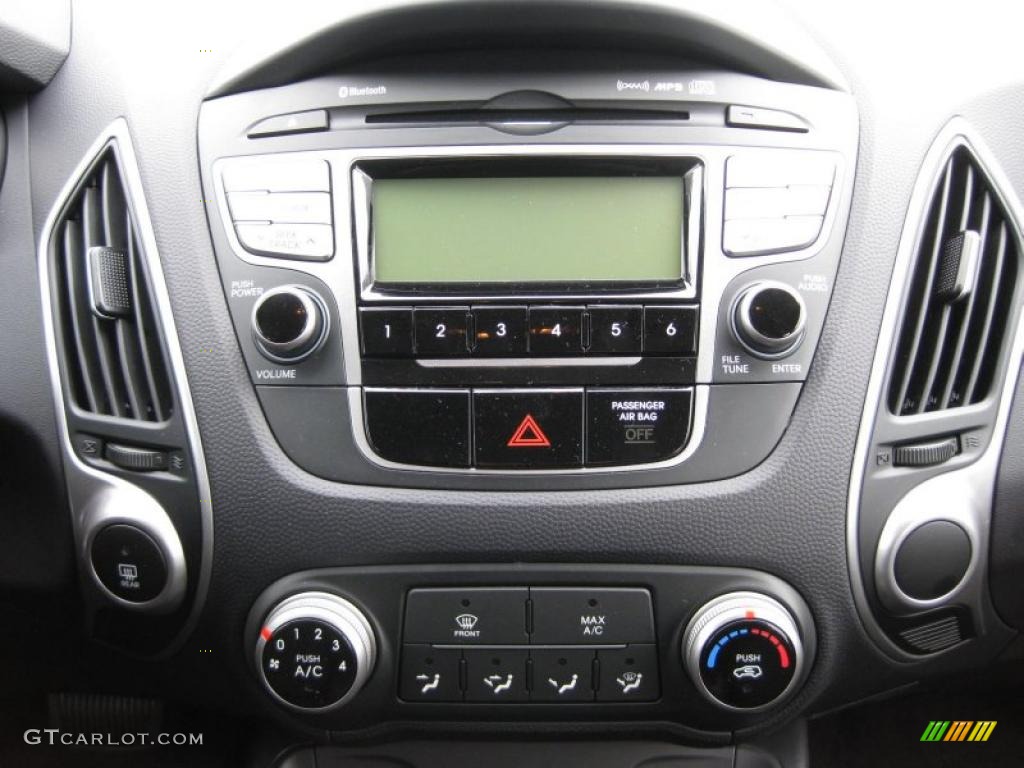 2011 Hyundai Tucson GL Controls Photo #45696733