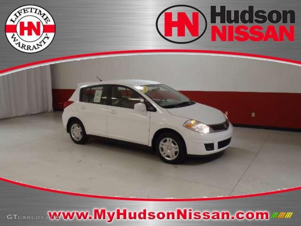 2010 Versa 1.8 S Hatchback - Fresh Powder White / Beige photo #1