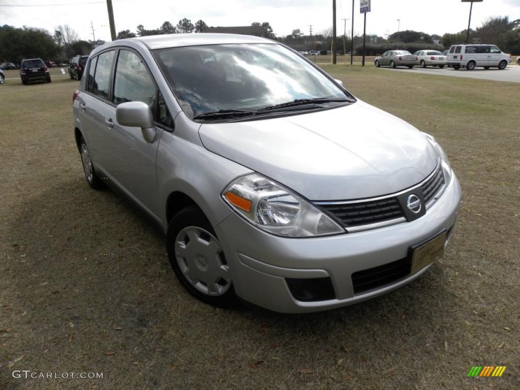 2009 Versa 1.8 S Hatchback - Brillant Silver / Charcoal photo #1