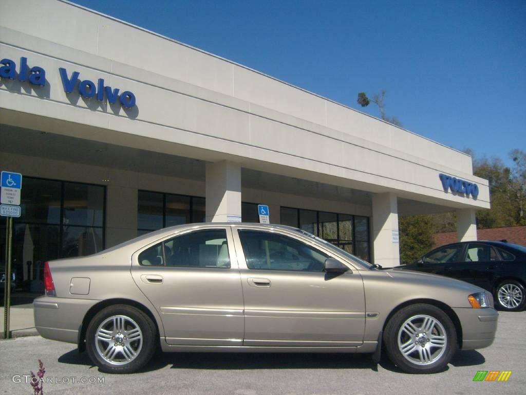 2005 S60 2.5T - Lunar Gold Metallic / Taupe photo #2