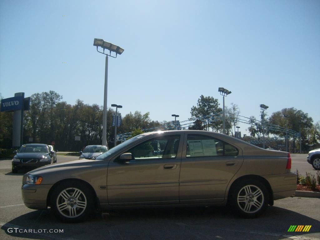 2005 S60 2.5T - Lunar Gold Metallic / Taupe photo #6