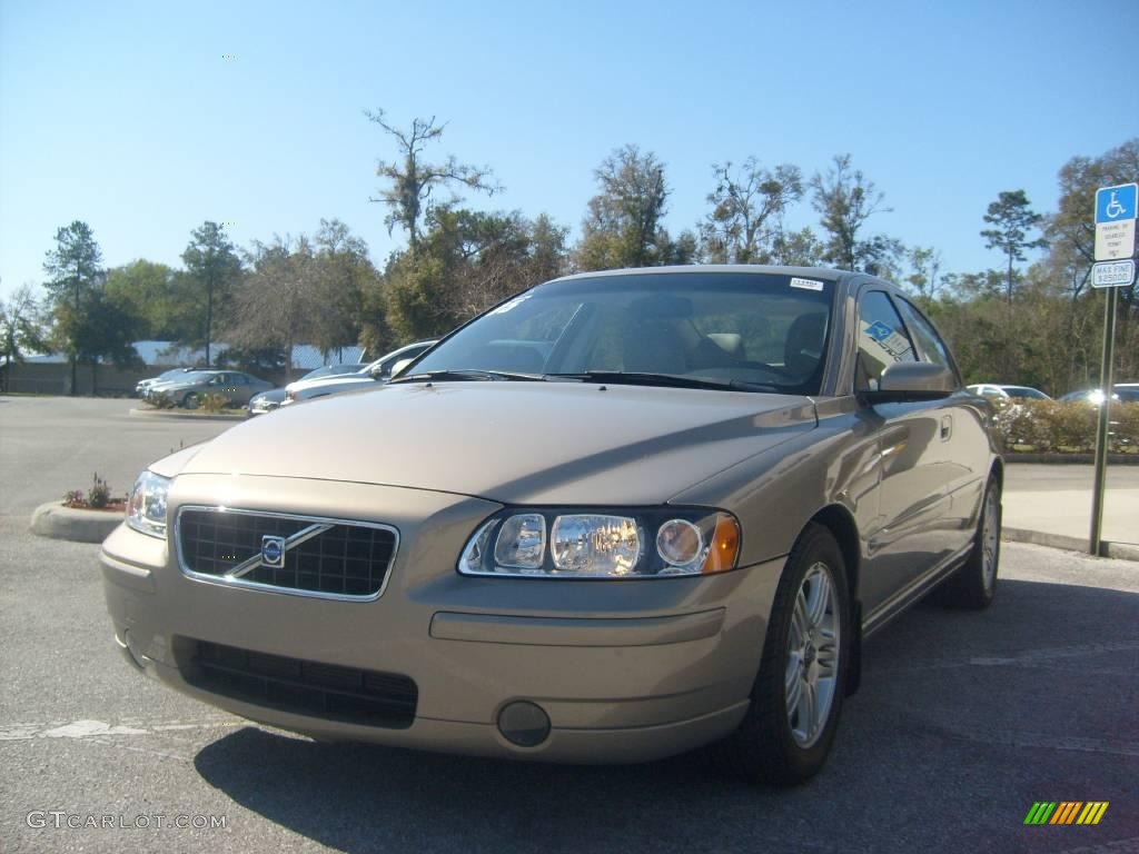 2005 S60 2.5T - Lunar Gold Metallic / Taupe photo #7