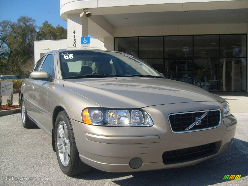 2005 S60 2.5T - Lunar Gold Metallic / Taupe photo #9