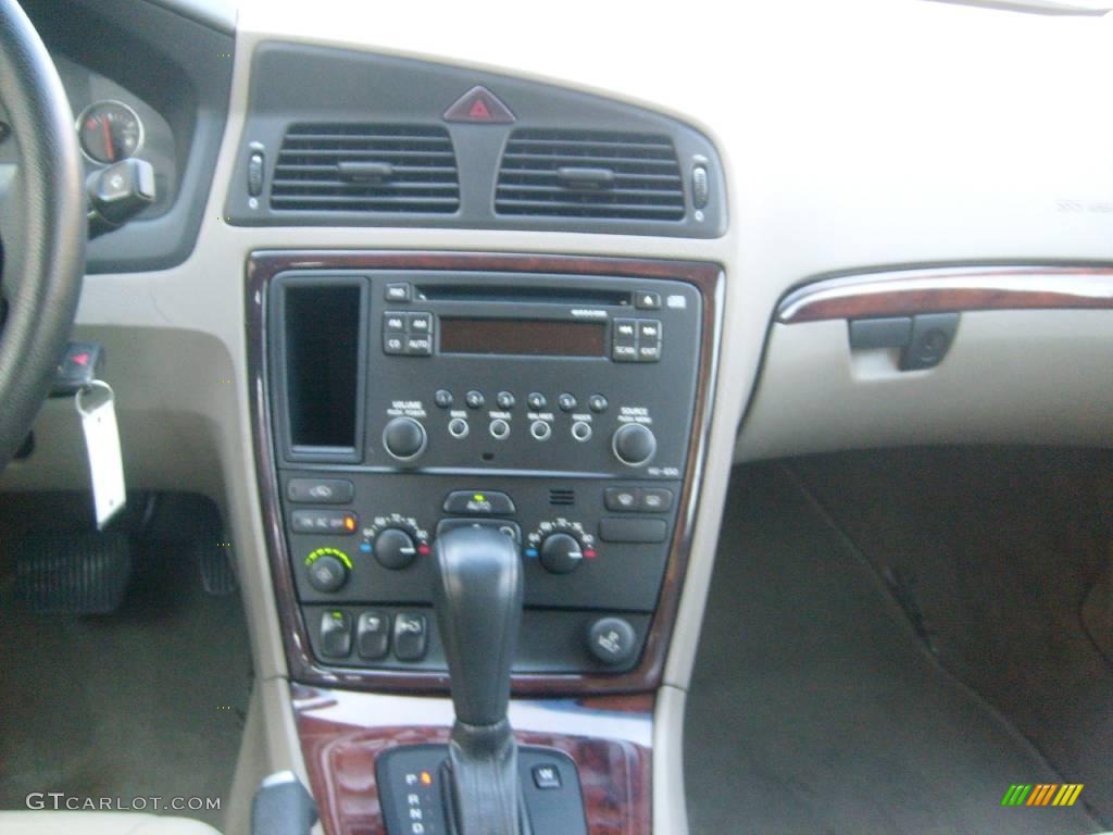 2005 S60 2.5T - Lunar Gold Metallic / Taupe photo #23