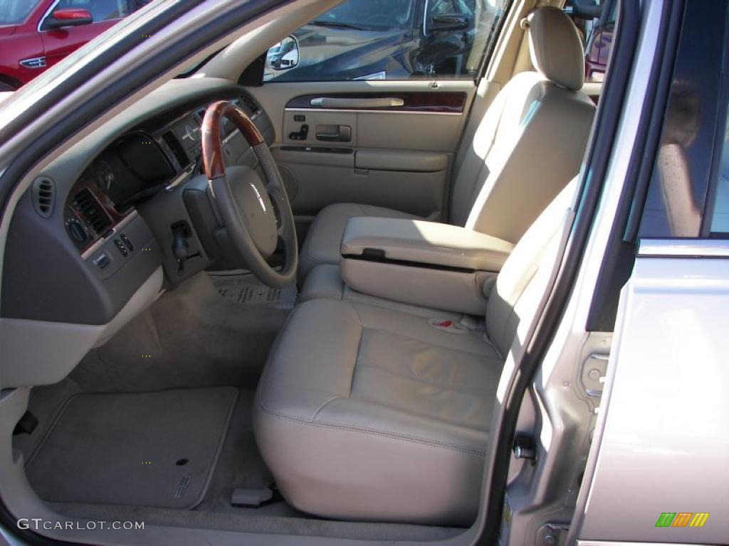 Medium Light Stone Interior 2010 Lincoln Town Car Signature Limited Photo #45739938