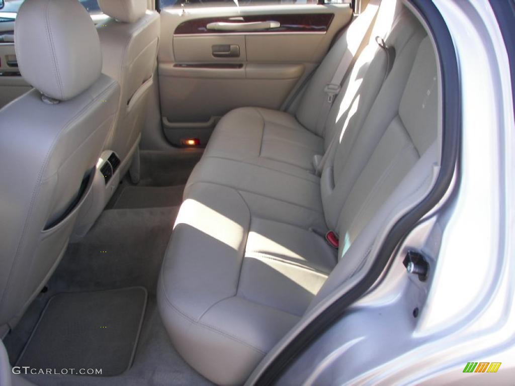 Medium Light Stone Interior 2010 Lincoln Town Car Signature Limited Photo #45739942