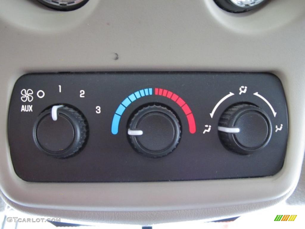 2004 Chevrolet Tahoe LS Controls Photo #45743006