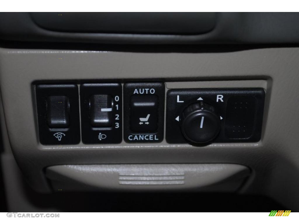 2001 Infiniti QX4 4x4 Controls Photo #45763151