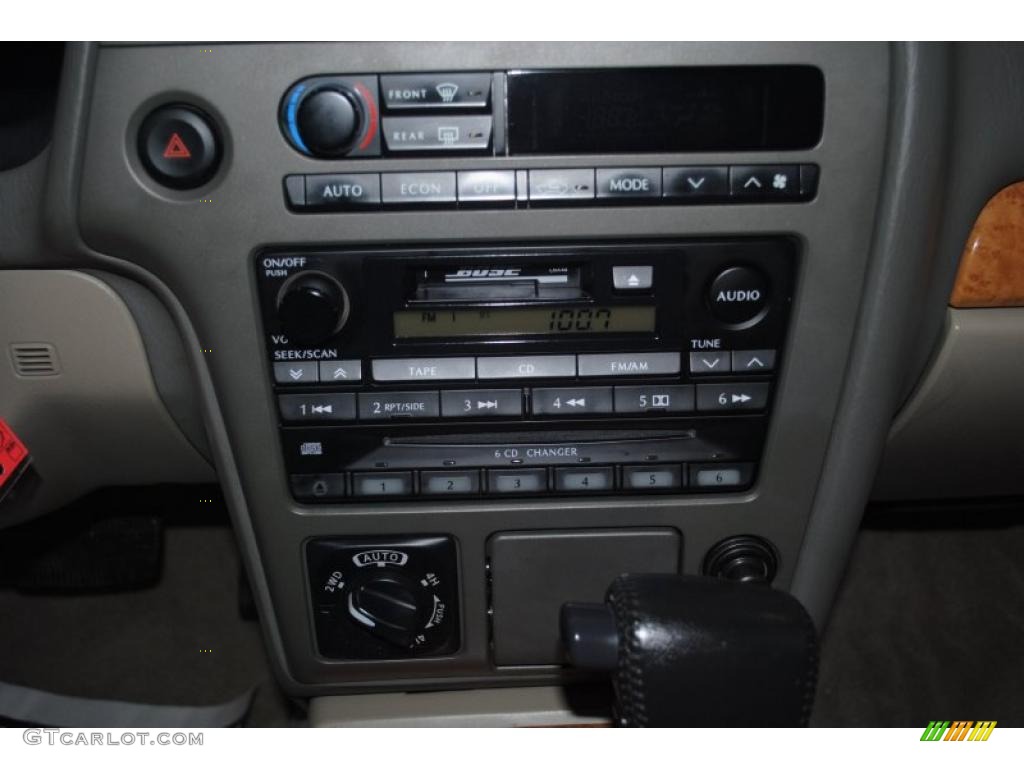 2001 Infiniti QX4 4x4 Controls Photo #45763179