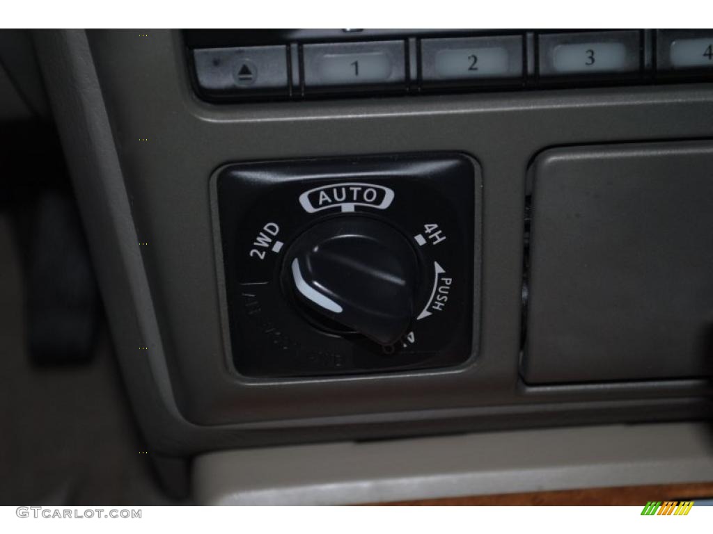 2001 Infiniti QX4 4x4 Controls Photo #45763187