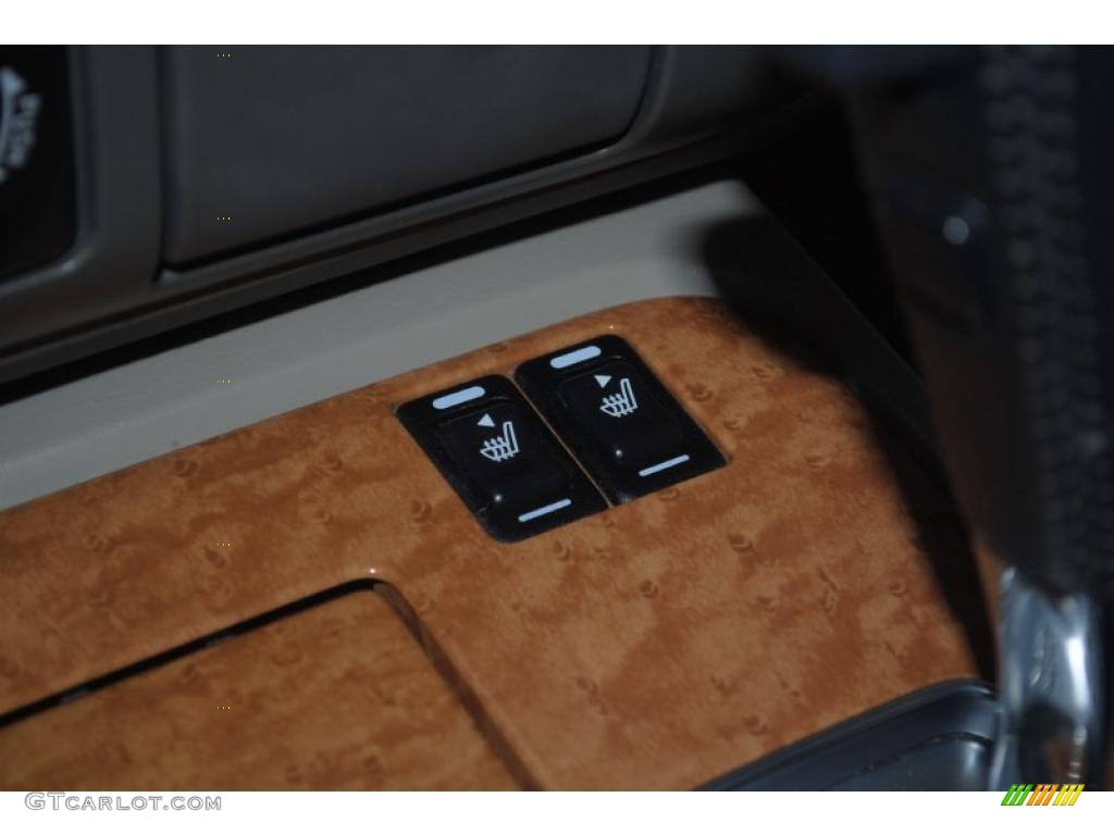 2001 QX4 4x4 - Black Obsidian / Stone Beige photo #34