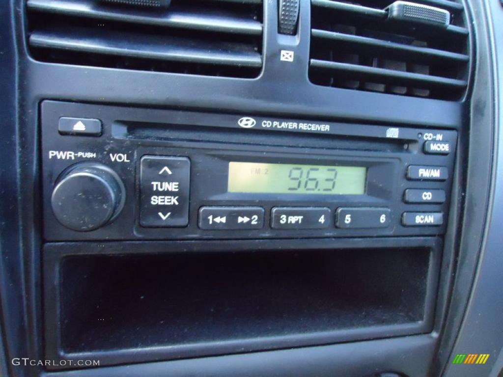 2005 Hyundai Tucson GL Controls Photo #45765000