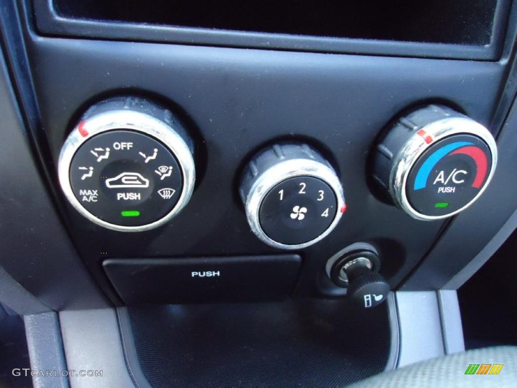 2005 Hyundai Tucson GL Controls Photo #45765012
