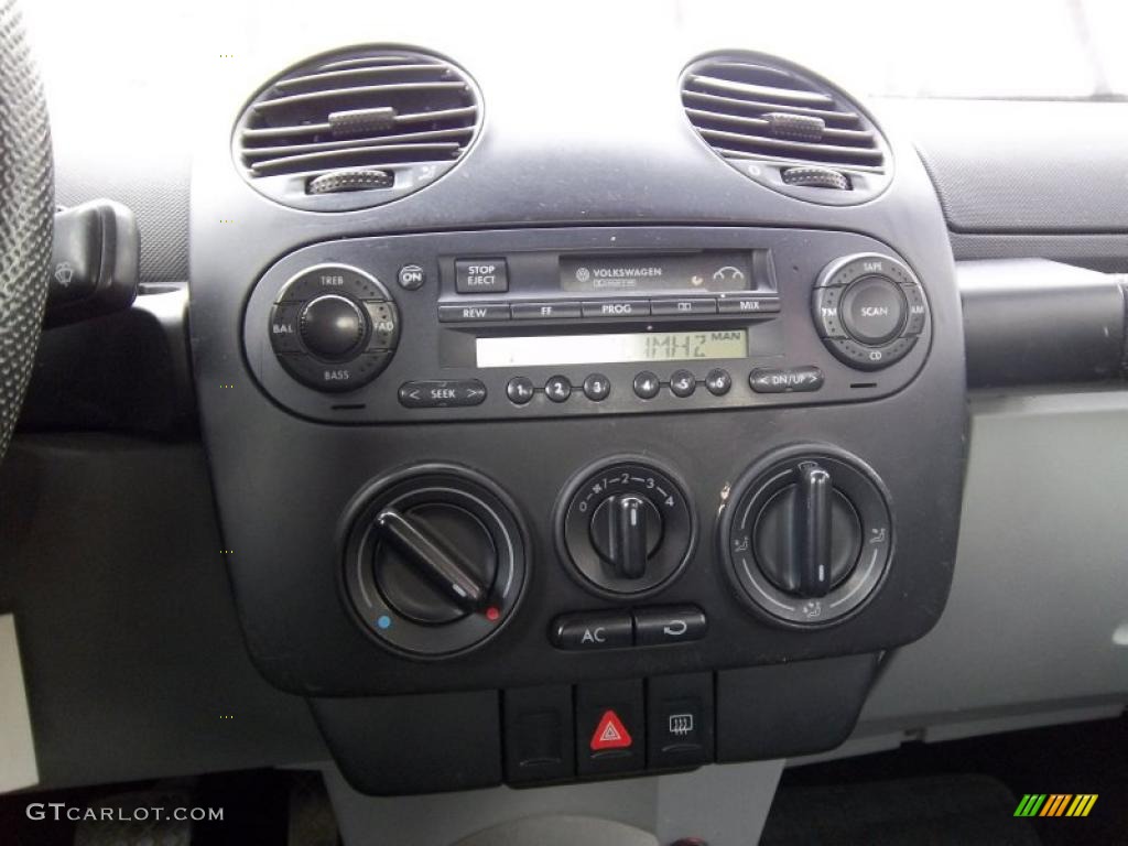 1999 Volkswagen New Beetle GLS Coupe Controls Photo #45788750