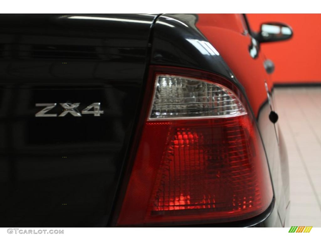 2005 Focus ZX4 S Sedan - Pitch Black / Dark Flint/Light Flint photo #13