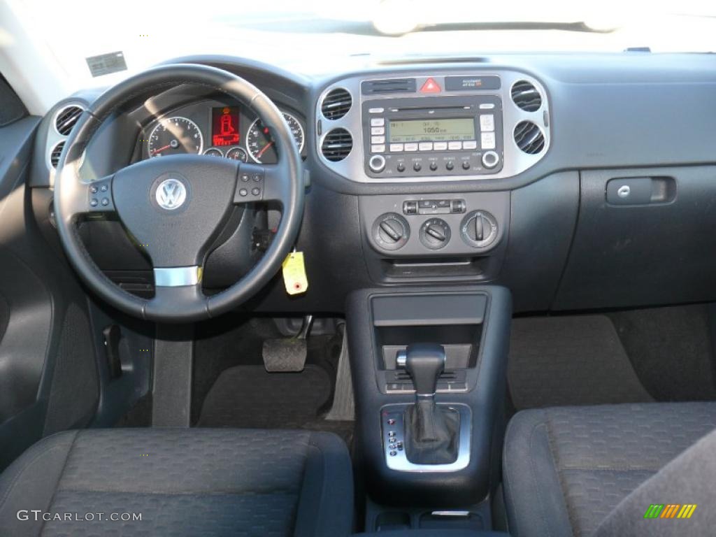 2009 Volkswagen Tiguan SE 4Motion Dashboard Photos