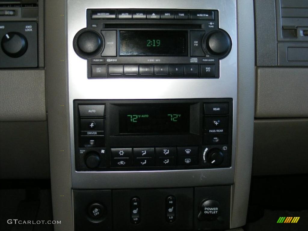 2007 Dodge Durango Limited 4x4 Controls Photo #45854286