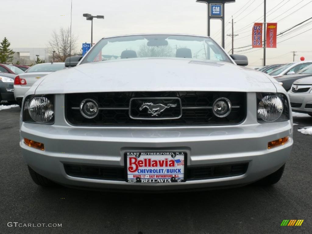 2008 Mustang V6 Deluxe Convertible - Brilliant Silver Metallic / Dark Charcoal photo #3