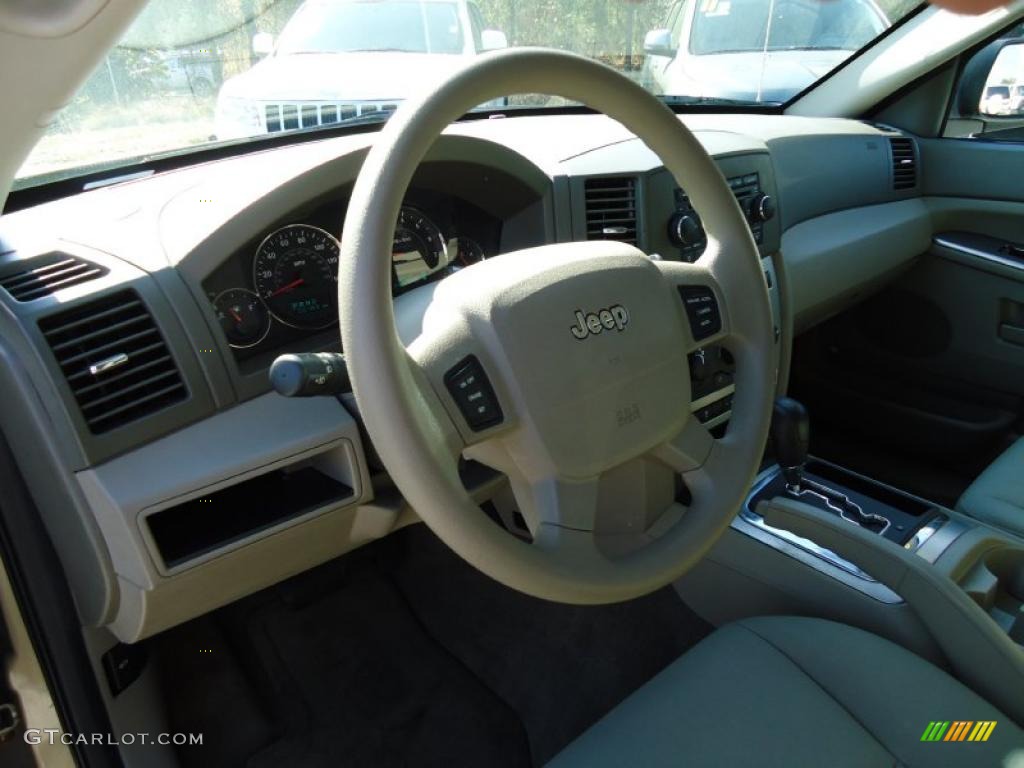 2006 Grand Cherokee Laredo - Light Khaki Metallic / Khaki photo #6