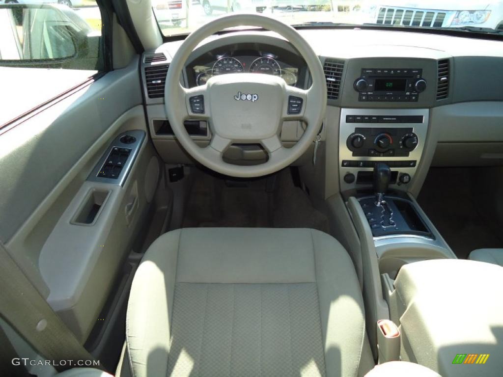 2006 Grand Cherokee Laredo - Light Khaki Metallic / Khaki photo #9