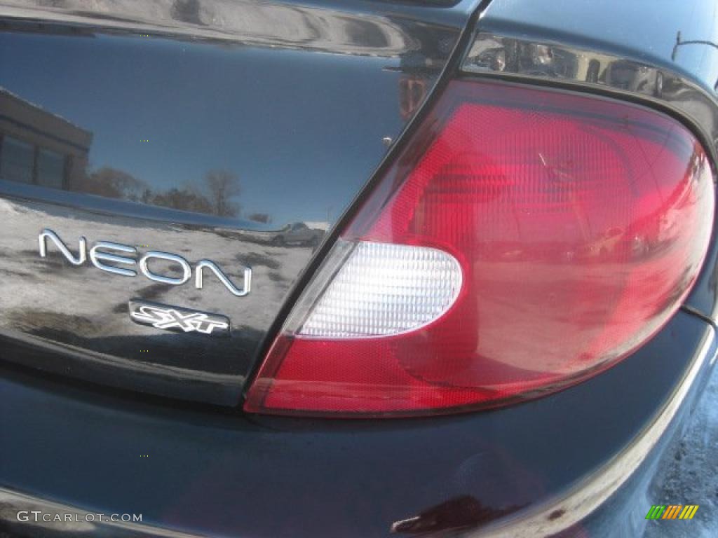 2002 Neon SXT - Black Clearcoat / Dark Slate Gray photo #16