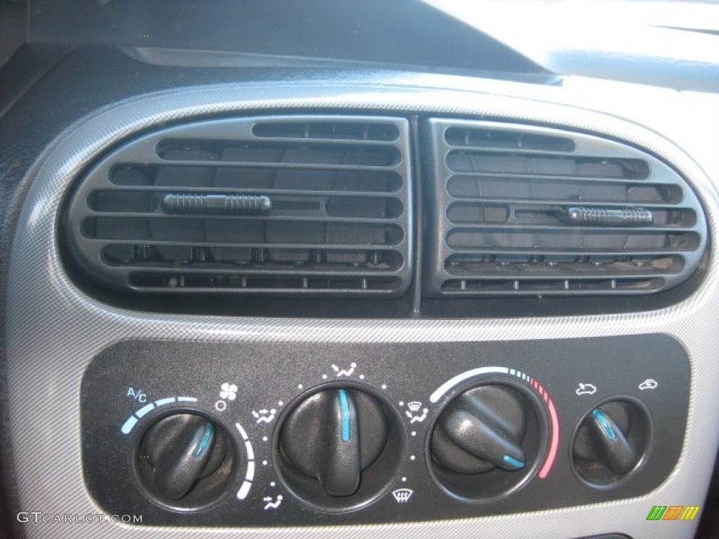 2002 Neon SXT - Black Clearcoat / Dark Slate Gray photo #24
