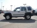 Stone White - Liberty CRD Sport 4x4 Photo No. 6