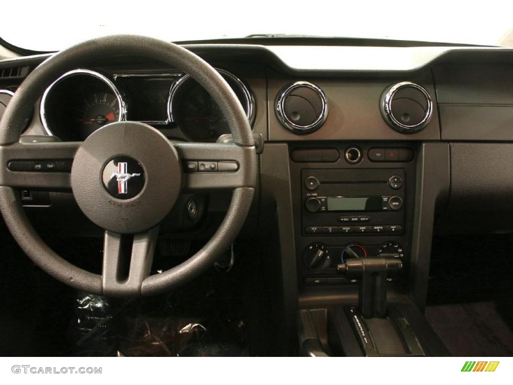 2006 Mustang V6 Deluxe Coupe - Performance White / Dark Charcoal photo #20