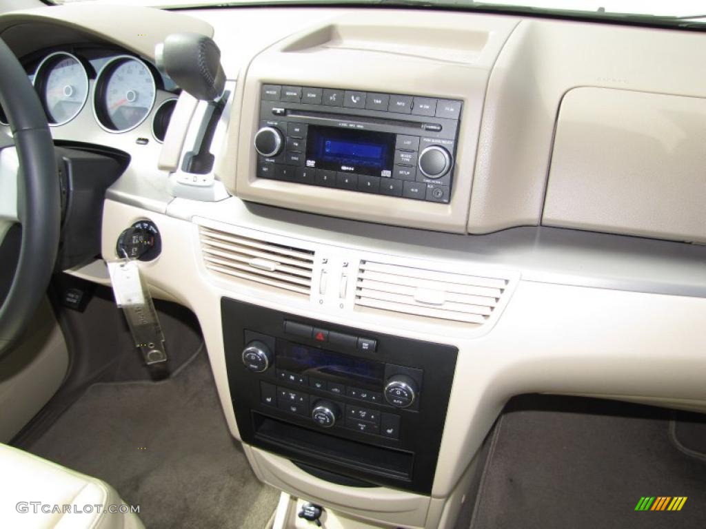 2009 Volkswagen Routan SEL Controls Photo #45892356