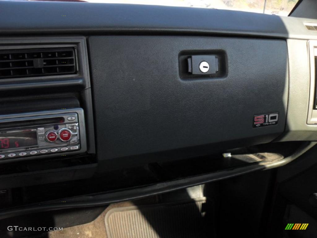 1992 S10 Regular Cab - Apple Red / Black photo #14