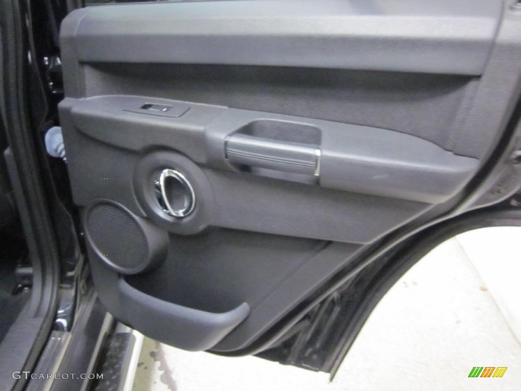 2010 Commander Limited 4x4 - Brilliant Black Crystal Pearl / Dark Slate Gray photo #23