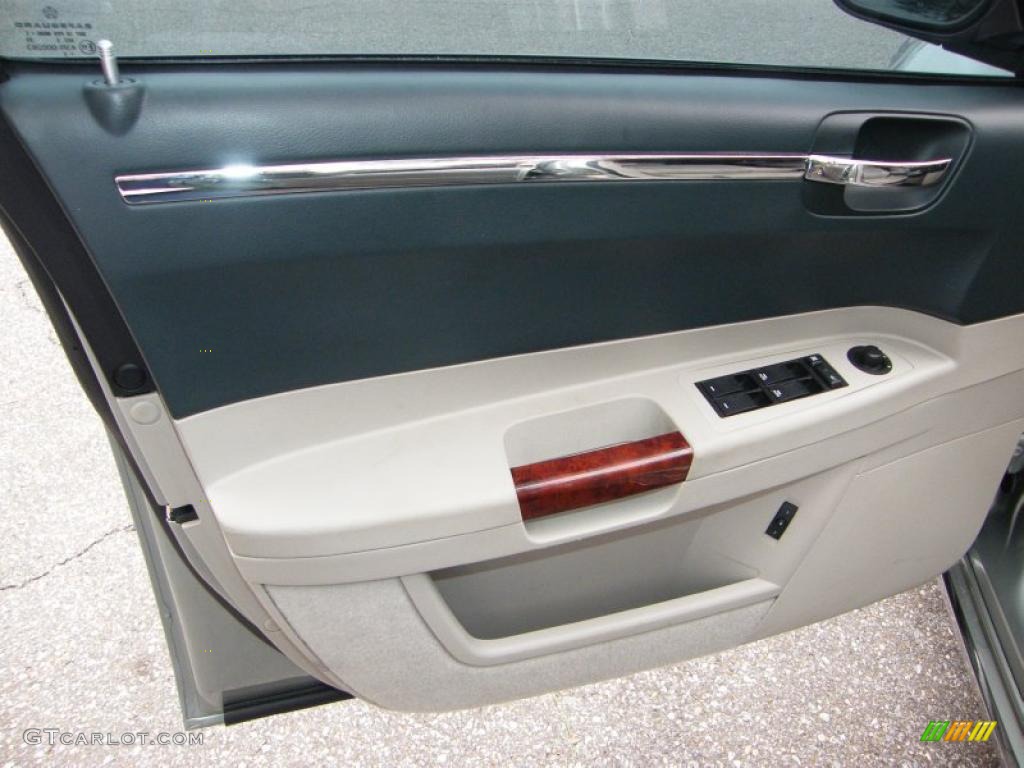 2006 Chrysler 300 C HEMI Deep Jade/Light Graystone Door Panel Photo #45906839