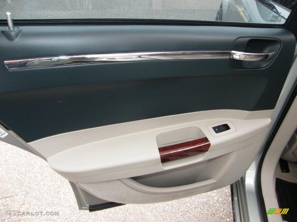 2006 Chrysler 300 C HEMI Deep Jade/Light Graystone Door Panel Photo #45906875