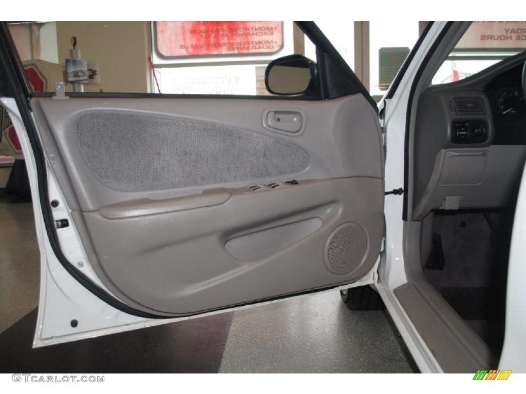 2001 Prizm LSi - White / Dark Charcoal photo #33