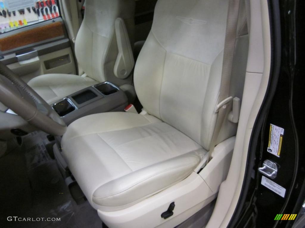 Medium Pebble Beige/Cream Interior 2010 Chrysler Town & Country Limited Photo #45916591