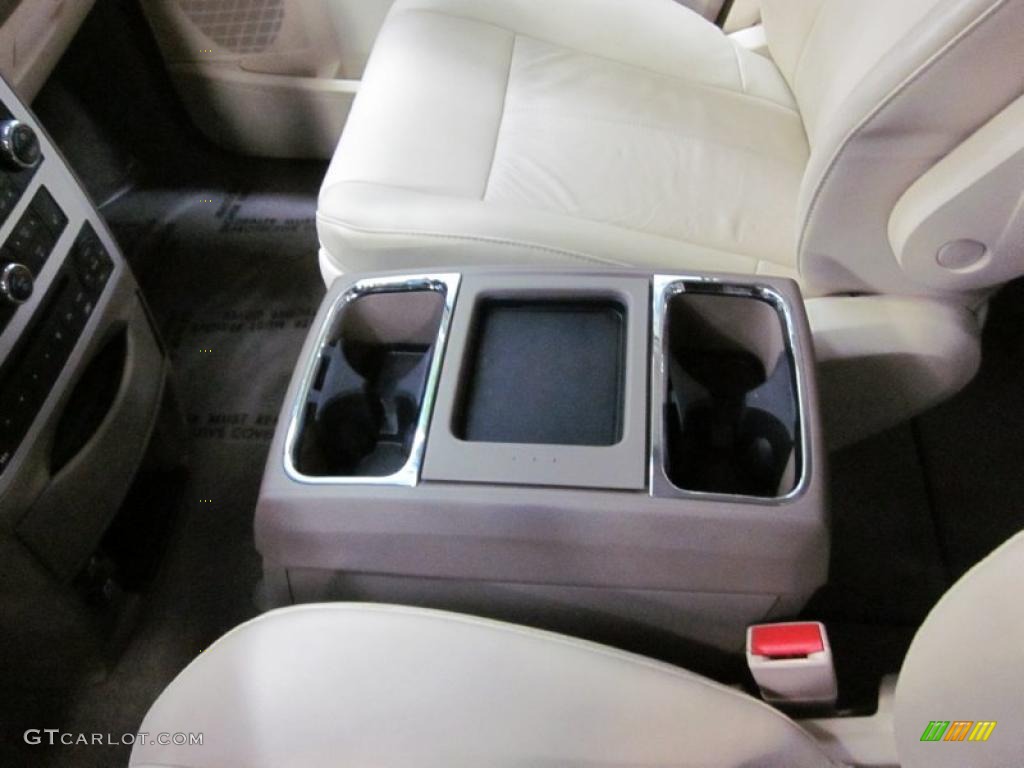 Medium Pebble Beige/Cream Interior 2010 Chrysler Town & Country Limited Photo #45916603