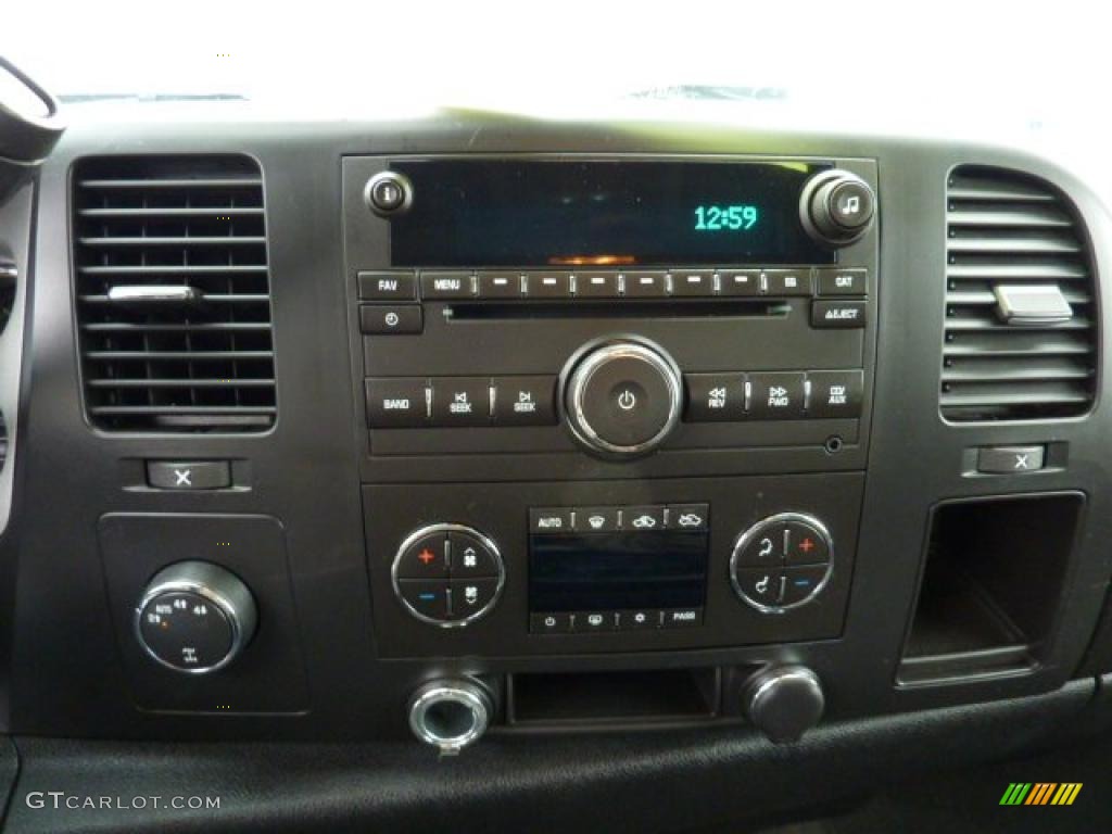 2007 Chevrolet Silverado 1500 LT Extended Cab 4x4 Controls Photo #45918129