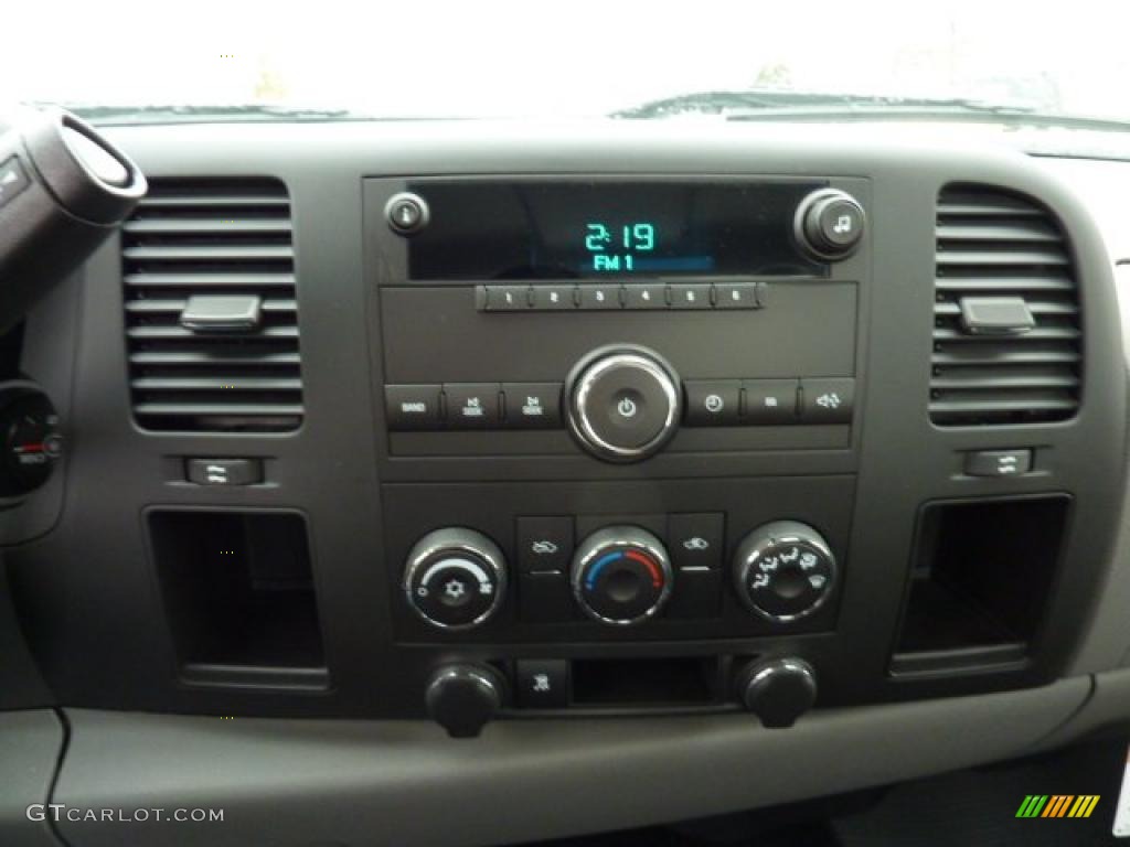 2011 Silverado 1500 Regular Cab 4x4 - Sheer Silver Metallic / Dark Titanium photo #9