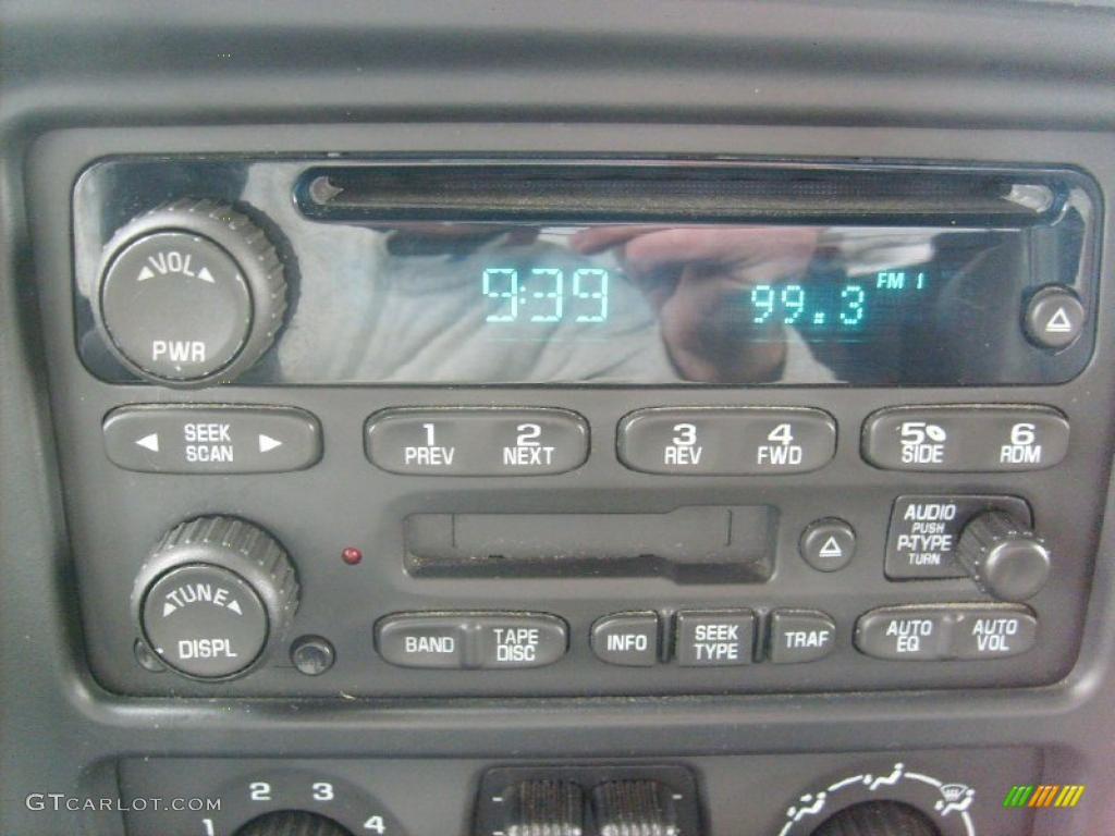 2004 GMC Sierra 2500HD SLE Crew Cab Controls Photo #45919605