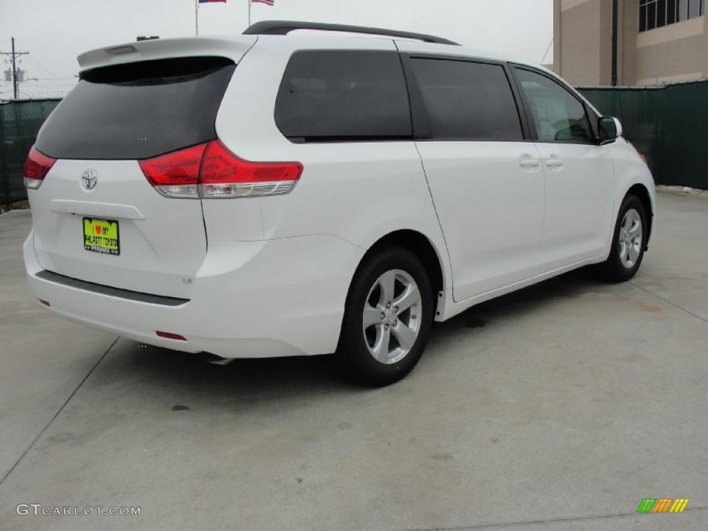 2011 Sienna LE - Super White / Light Gray photo #3