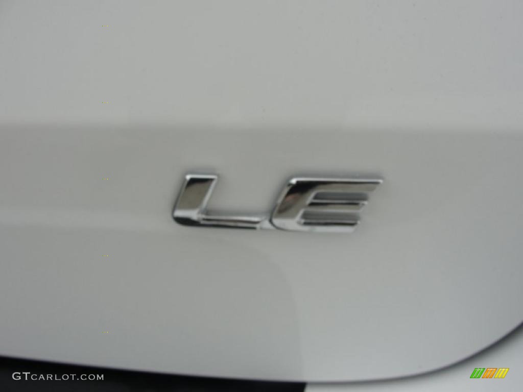 2011 Sienna LE - Super White / Light Gray photo #16