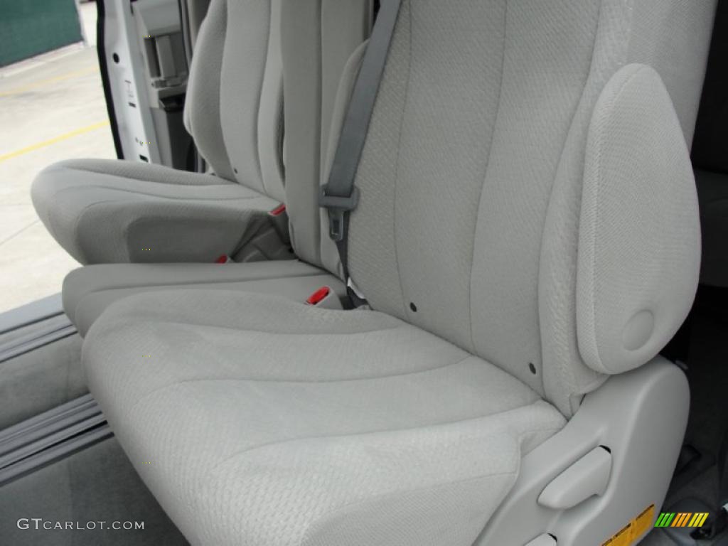 2011 Sienna LE - Super White / Light Gray photo #23